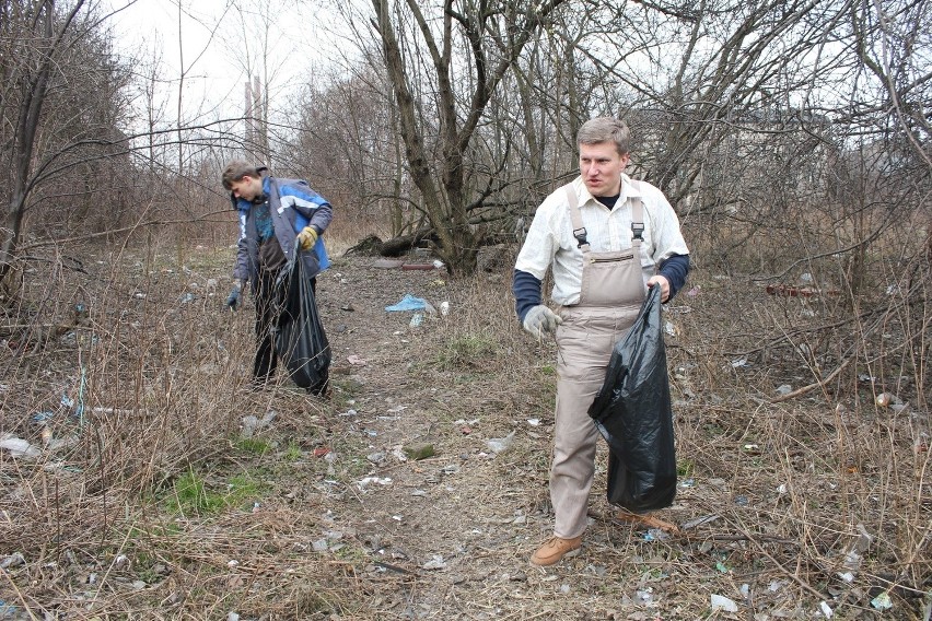 Śmieci przed domem prezydenta Siemianowic. Interwencja policji [ZDJĘCIA]