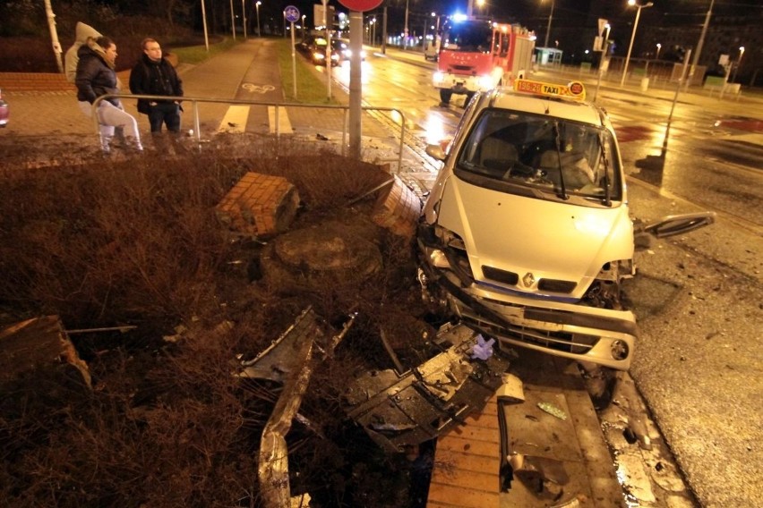 Wypadek na skrzyżowaniu Bardzkiej i Świeradowskiej. Taksówkarz i pasażer ciężko ranni (ZDJĘCIA)