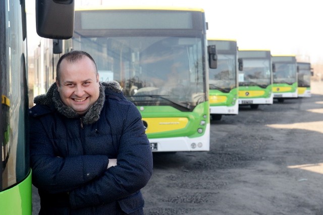 Na zdjęciu: Jacek Newelski kierownik rozkładu jazdy i marketinguDo  Zielonej Góry przyjechało osiem autobusów przegubowych marki Mercedes Conecto. Obecnie trwa odbiór pojazdów: są przygotowywane do pierwszej rejestracji, sprawdzane jest wyposażenie i systemy informatyczne umożliwiające wpięcia ich do systemów obecnie eksploatowanych ( bilet elektroniczny, informacja pasażerska, automaty biletowe itd.). W dziewięciu kolejnych autobusach jest montowane wyposażenie w Wolicy pod Warszawą i do końca tygodnia powinny zjawić się w Zielonej Górze. W sumie będzie 17 nowych autobusów przegubowych. Autobusy są wyposażone w silniki nowej generacji spełniające normy EUR 6 w zakresie emisji spalin oraz rekuperację ( podczas hamowania pojazdu doładowywane są akumulatory). Pojazdy te są niskopodłogowe, wyposażone w klimatyzację cało-pojazdową, nowy system informacji wizyjnej i głosowej, defibrylatory, automaty biletowe z różnymi formami zapłaty. Po zarejestrowaniu autobusy te będą w marcu kierowane do obsługi linii komunikacyjnych. Pojazdy te zastąpią bardzo już wyeksploatowane Jelcze i Many- średnia wieku pojazdów z tej grupy to 20,5 roku. Najstarszy jest z 1992 roku a ich przebiegi wynoszą od 1,0 mln do 1,5 mln kilometrów. Od 28 lutego br.  do 23 marca na liniach obsługiwanych przez autobusy przegubowe (między innymi 0,8,19,23 i 80) będzie jeździł testowy model przegubowego autobusu Mercedes Conecto 2. Autobus w kolorze szarym od godziny 12:30 pojawi się na linii nr 8. 