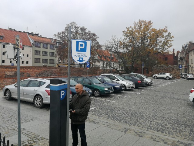 Władze Gdańska i Wrocławia w ostatnich tygodniach podniosły stawki za parkowanie aut. Do tego samego szykuje się Warszawa. CO zrobi Toruń? SZCZEGÓŁY NA KOLEJNYCH STRONACH >>>tekst: Justyna Wojciechowska-Narloch Polecamy: Luksusowe auta w Toruniu. Zobacz czym jeżdżą torunianie!