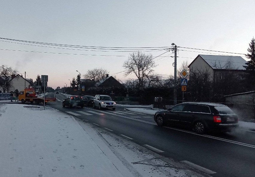 Zderzenie w Zamościu, na drodze Ostrołęka - Ostrów Mazowiecka. 22.12.2021. Zdjęcia