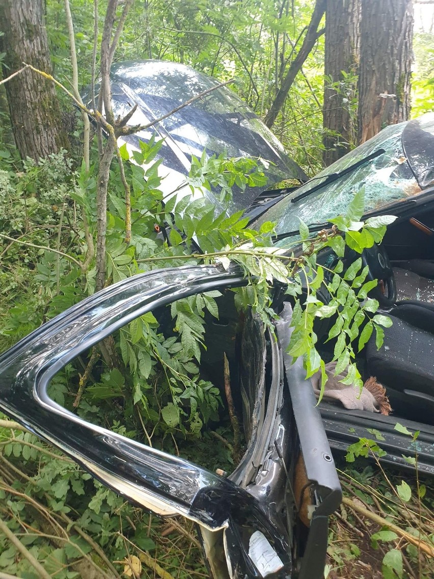 Wypadek na drodze Olędzkie - Zanie. Volkswagen uderzył w drzewo. Kierowca trafił do szpitala (zdjęcia)