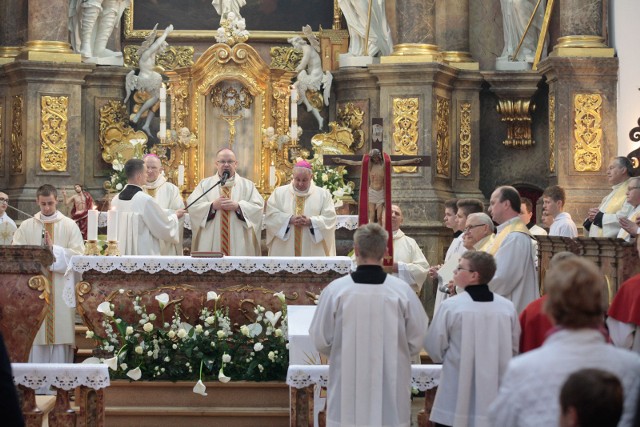 Z danych przedstawionych przez Instytut Statystyki Kościoła Katolickiego, zebranych na podstawie dorocznego liczenia wiernych w parafiach,  wynika, że w 2016 roku w niedzielnej Eucharystii uczestniczyło 36,7% zobowiązanych katolików, podczas gdy do Komunii Świętej przystąpiło 16%. Oznacza to, że w stosunku do 2015 roku wskaźnik dominicantes – czyli katolików uczestniczących w niedzielnych Mszach Świętych – jest niższy o 3,1%, zaś wskaźnik communicantes – czyli osób przystępujących do Komunii Świętej – 1%.