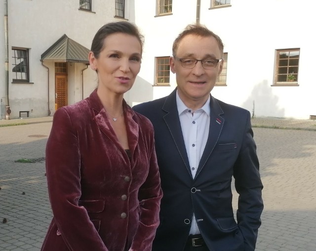 Olga Bończyk i Robert Grudzień wystąpią podczas otwarcia domu kultury w Stromcu.