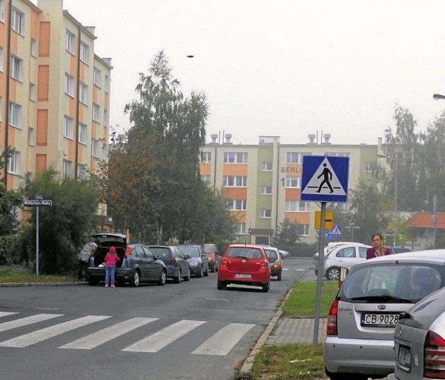 Na odcinku od Łochowskiego do Piórka wzdłuż ul. Berlinga parkują auta. Zdaniem czytelnika powinien tam być zakaz parkowania.