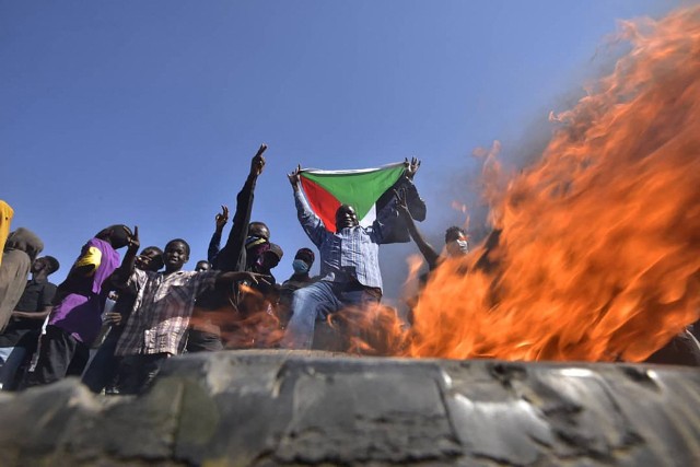 Po wojskowym zamachu stanu w Sudanie w roku 2021 doszło do gwałtownych protestów.