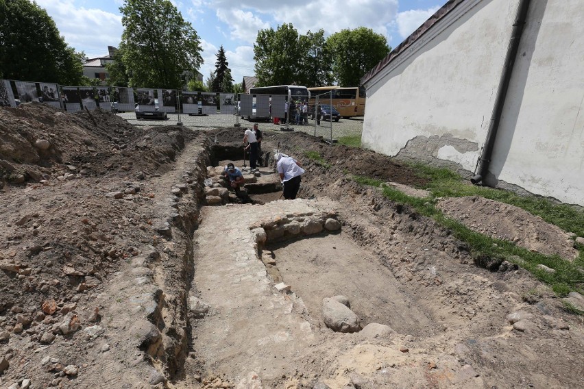 Na fragmenty zabudowań trafili archeolodzy badający teren...