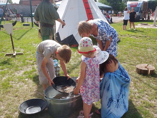 Podczas pikniku płukano także piasek w poszukiwaniu złota.