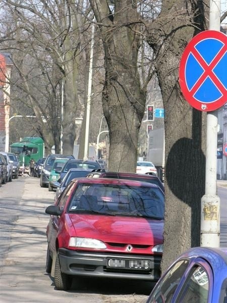 Tak parkuje sie w Brzegu. Zobacz gdzie zostawiają samochody...