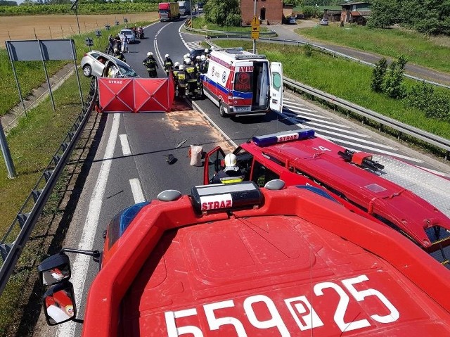 Do tragicznego zdarzenia doszło w sobotnie przedpołudnie. Na drodze krajowej nr 10 w Kosztowie (województwo wielkopolskie) zderzyły się czołowo samochody osobowe opel astra i kia ceed.