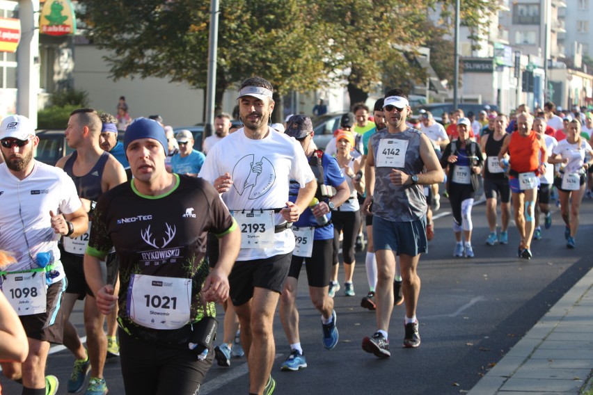 Zdjęcia z maratonu w Poznaniu 2018 - biegacze na pierwszym...