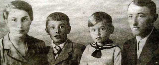Leokardia i Aleksander Mikołajkowowie z synami Leszkiem i Andrzejem.