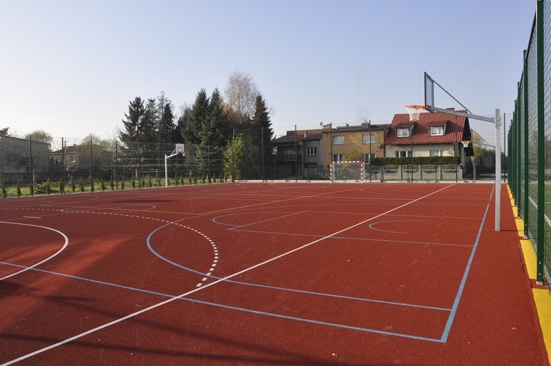 Szkoła Podstawowa w Babicach może pochwalić się nowym kompleksem sportowo-rekreacyjnym [ZDJĘCIA]