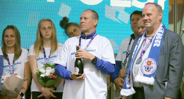 Marek Chojnacki i Janusz Matusiak ze swoimi medalistkami