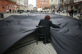 Pamiętacie wielką czarną płachtę? 14 lat temu doszło do katastrofy smoleńskiej. Wrocław pogrążył się w żałobie