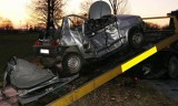 Śmiertelny wypadek koło Lubienia Kujawskiego. Kierowca uderzył autem w drzewo