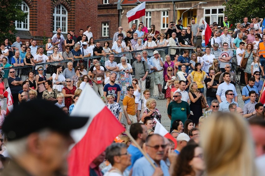 Protest na Placu Solidarności przeciwko reformie sądów. Przyszedł tłum [zdjęcia, wideo] 