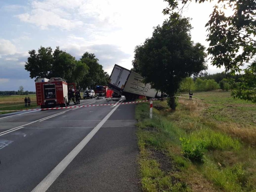 Tragiczny wypadek w gminie Osjaków. Nie żyje kierowca osobówki, a kierujący tirem mieszkaniec pow.  piotrkowskiego jest w szpitalu