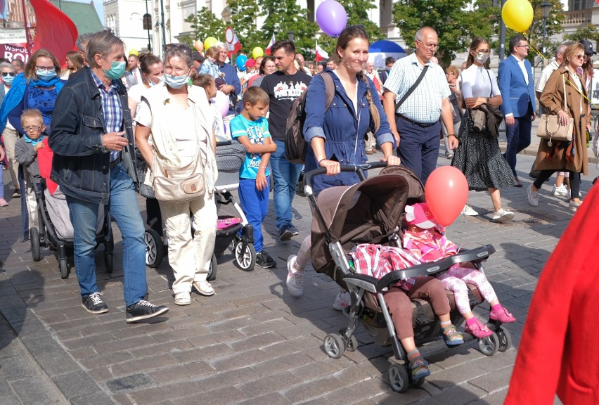 Marsz dla Życia i Rodziny na ulicach Warszawy. Wśród uczestników prezydent Andrzej Duda