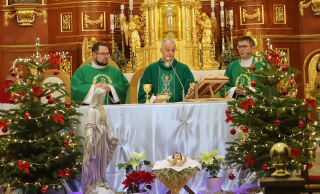 Biskup Marian Florczyk modlił się za babcie i dziadków w kościele w Daleszycach.
