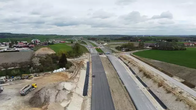 Budowa drogi ekspresowej S7 na odcinku Miechów - Szczepanowice między Kielcami, a Krakowem to odcinek, którym pojedziemy jeszcze w tym roku.