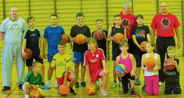 Młodzi miechowscy adepci koszykówki na treningu. Pierwszy z lewej Łukasz Paterek
