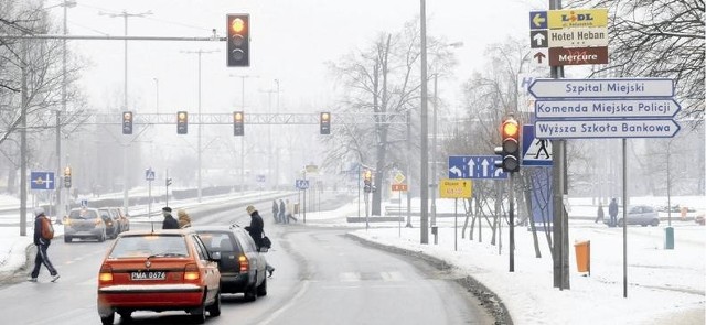 Gaz, hamulec, czerwone, gaz, hamulec... - tak wygląda w tej chwili jazda ul. Grudziądzką (na zdjęciu: skrzyżowanie z ul. Bażyńskich)