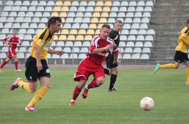 Eugeniusz Kołodziejczyk (z lewej) zdobył dwa gole w meczu z Bronią Radom