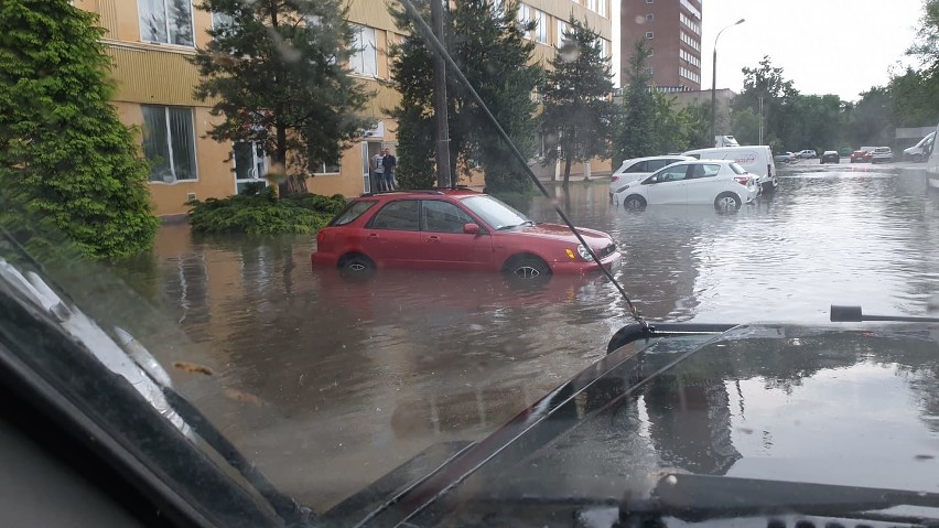 Białystok: Oberwanie chmury. Wielka ulewa przeszła nad miastem. Burza z piorunami, zalane ulice [28.05.2019]