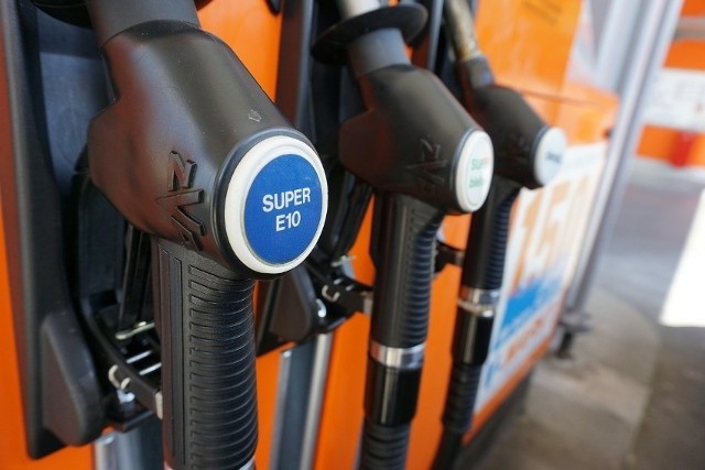 Benzyna E10 pojawi się na stacjach benzynowych 1 stycznia 2024 roku.