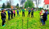 Warsztaty nordic walking w Przytułach Starych, 21.04.2024. Prowadził je Marcin Brewczyński, który ma wiele osiągnięć w tej dyscyplinie