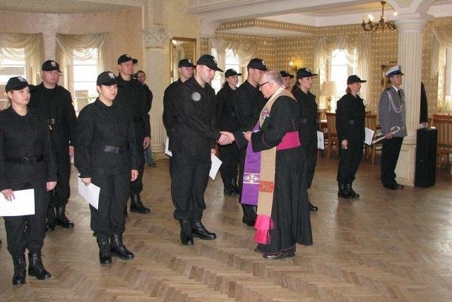 Uroczyste ślubowanie funkcjonariusze złożyli w Villi Młynówce w Opolu.
