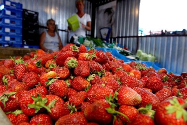 Truskawki kuszą potencjalnych kientów wyglądem i niską ceną