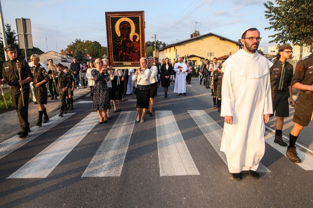 W niedzielę, 26 września, około godziny 17 kopia Obrazu Matki Boskiej Częstochowskiej dojechała do Lusówka pod Poznaniem. Uroczystości rozpoczęły się przy figurze Serca Jezusowego, a później przeniesiono je do parafii pw. świętej Rity w Lusówku.Przejdź do kolejnego zdjęcia --->