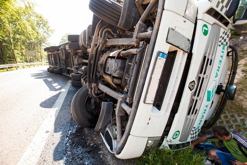 Tir wpadł do rowu w Woli Komborskiej...