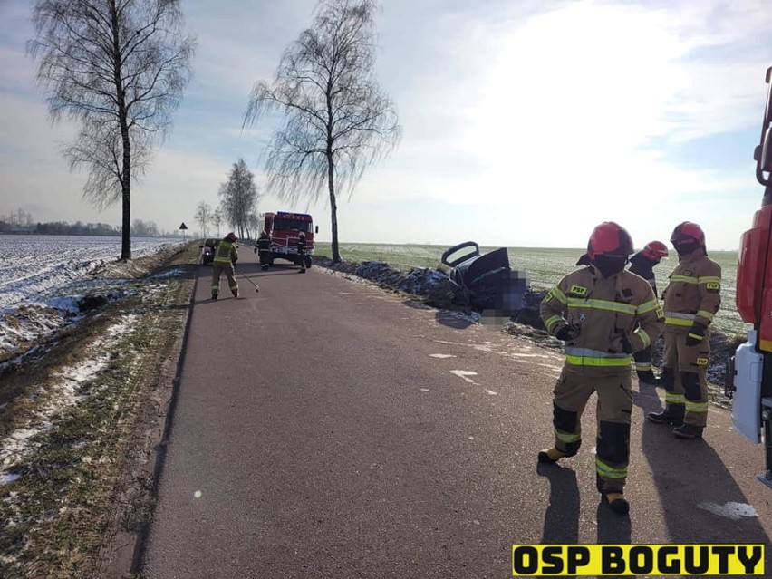 Wypadek w Kraszewie Czarnym, gm. Boguty-Pianki. Auto wypadło z drogi. 11.1.2021. Zdjęcia