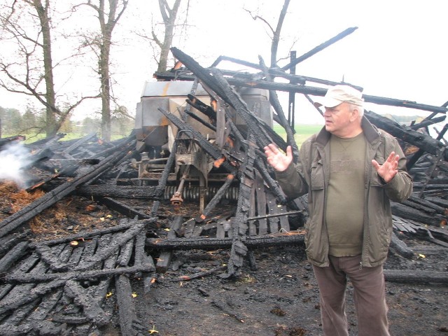 Ogień strawił stodołę i maszyny rolnicze. Straty wyniosły podnad 1 mln zł. - Kiedy przyjechałem na miejsce, stodoła stała w płomieniach - mówi Henryk Sikora, zarządca gospodarstwa w Piasecznie.