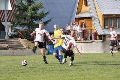 Bartłomiej Murzyn (w białej koszulce przodem) jest ostoją obrony KS Zakopane, ale w meczu z Łososiem musi wznieść się na wyżyny swoich umiejętności, aby jego zespół odniósł sukces Fot. Zdzisław Karaś