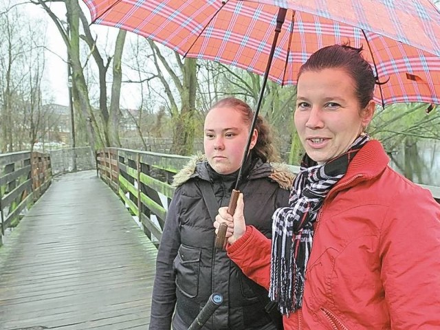 - Cieszę się, że mostek będzie metalowy, a nie jak dotąd drewniany - mówi Anna Michalszczak, która przechodziła kładką z córką Bernadettą