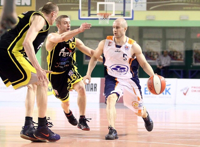 Piotr Kardaś (z piłką) w meczu z Sokołem zdobył 12 punktów.