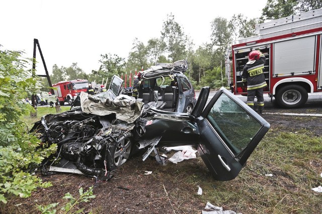 Peugeot roztrzaskał się o ciężarówkę uderzając w nią czołowo. Kierowca zmarł w szpitalu.