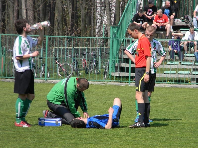 JKS Jaroslaw (niebiesko-czarne stroje) wygral 0-2 w...