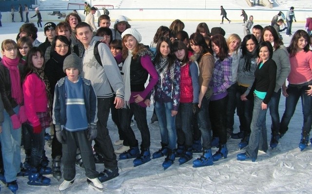 Główną atrakcją wycieczki gimnazjalistów z Konieczna do Częstochowy był pobyt na lodowisku.