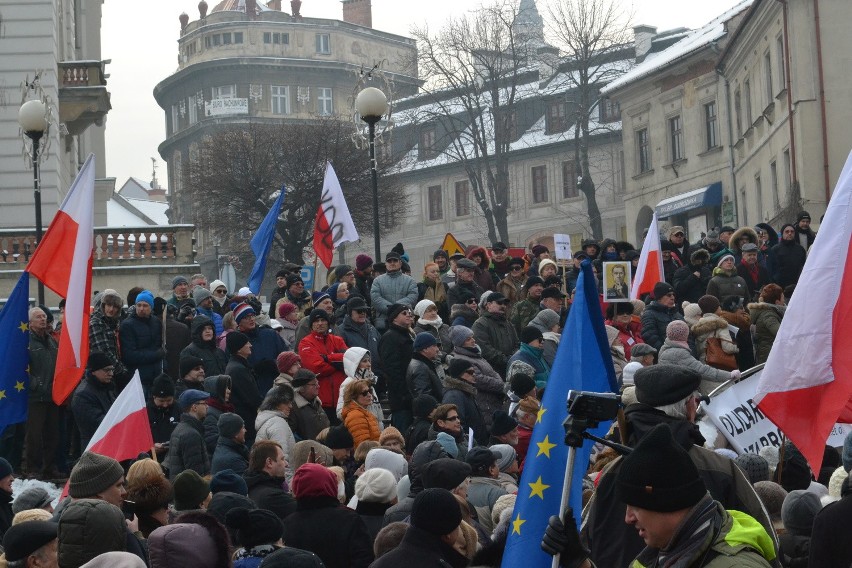 Manifestacja KOD w Bielsku-Białej. Mróz, demokracja, narodowcy i... poseł Pięta [ZDJĘCIA]