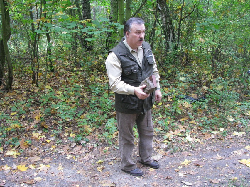 Lech Szymański pokazuje fragment cegły z krematorium...