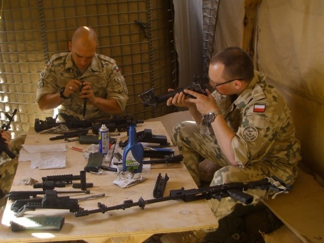 Po wykonaniu zadań żołnierze sporo czasu poświęcają na czyszczenie broni.