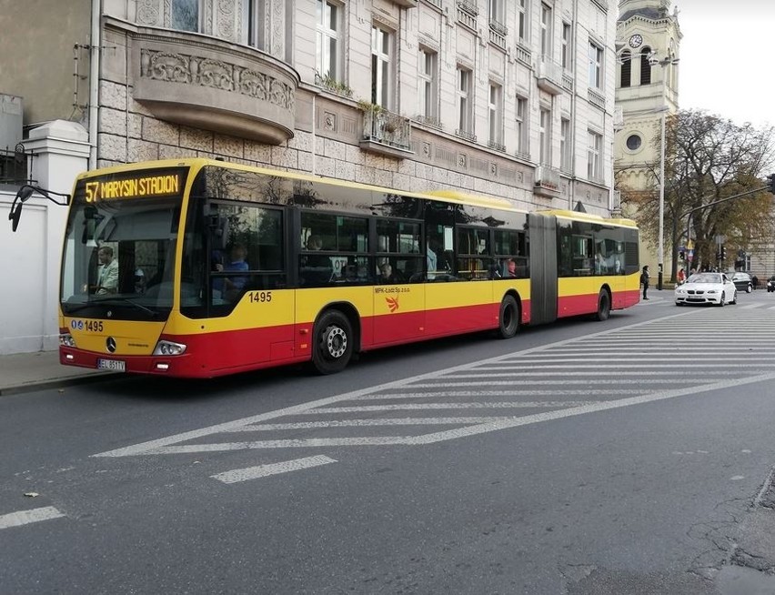 Staruszkami zajęli się ratownicy medyczni.