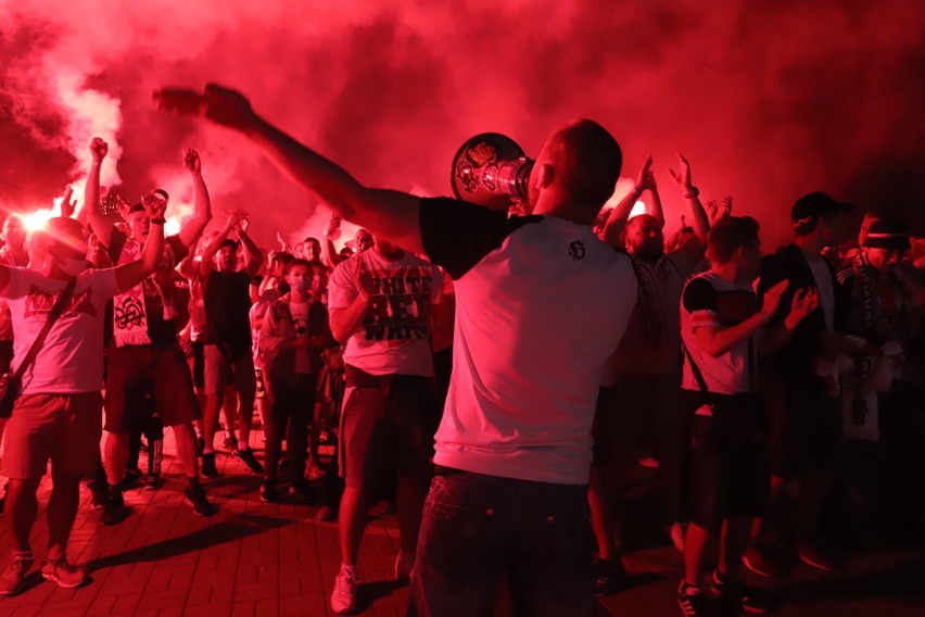 Kibice ŁKS na stadionie przy al. Unii! Odpalili race. ZDJĘCIA