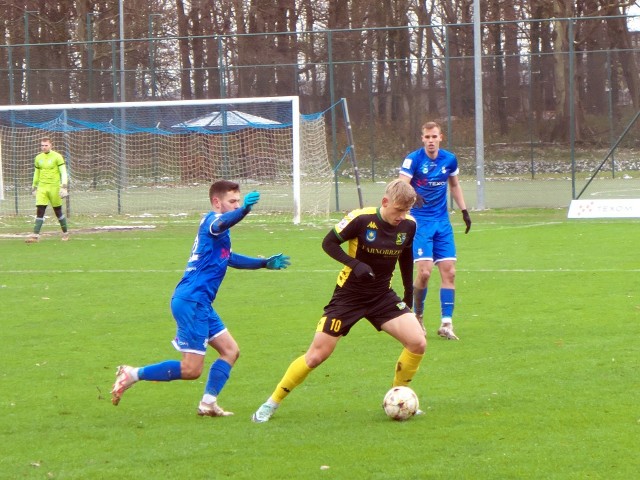 Kacper Prusiński (z prawej) strzelił dla Siarki dwa gole