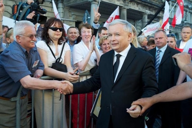 Jarosław Kaczyński często podczas oficjalnych wizyt po prostu wychodzi do ludzi. Po ostatnich tragicznych wydarzeniach w Łodzi jego ochrona jest ponoć wzmocniona.